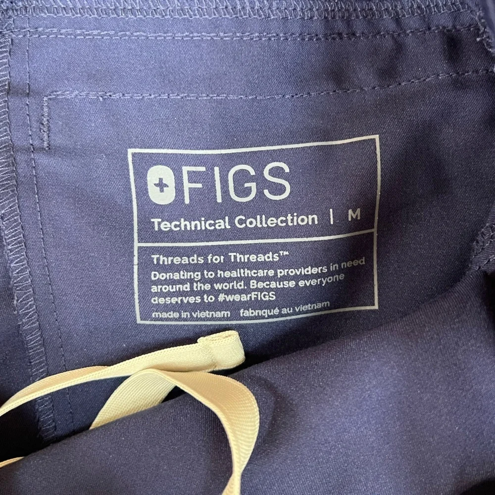 FIGS Men’s Axim Cargo Straight Leg Scrub Pants in Navy Blue, size Medium